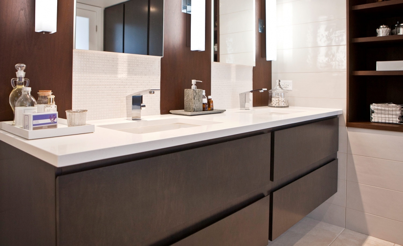 La Complète, une salle de bains luxueuse et fonctionnelle conçue par Cuisines Beaucage, offrant un espace de détente et de bien-être | cuisinesbeaucage.com
