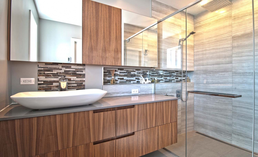 La Chaleureuse, une salle de bains raffinée et moderne conçue par Cuisines Beaucage, avec un design esthétique et des finitions haut de gamme | cuisinesbeaucage.com