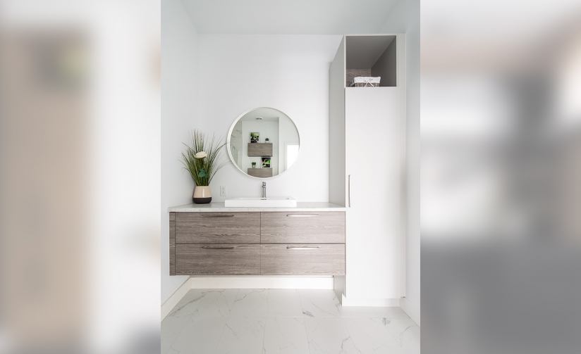 La Naturelle Lumineuse, une salle de bains moderne et élégante réalisée par Cuisines Beaucage, offrant un espace apaisant et fonctionnel | cuisinesbeaucage.com