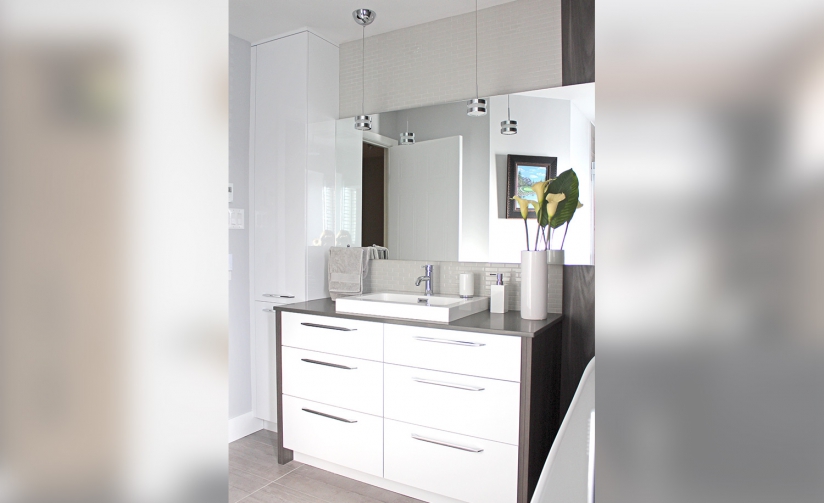 Simplicité élégante, une salle de bains somptueuse conçue par Cuisines Beaucage, offrant une ambiance apaisante et luxueuse | cuisinesbeaucage.com