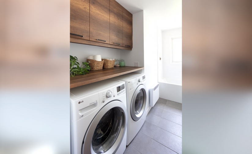 Zénitude, un espace de lavage bien aménagé et esthétique, réalisé par Cuisines Beaucage, pour faciliter les tâches ménagères avec style et efficacité
