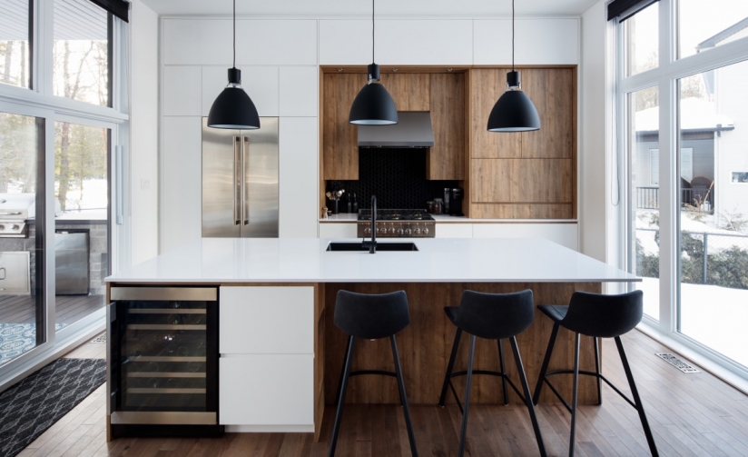 La Charbonnée, une cuisine éclatante de luminosité et de modernité, conçue par Cuisines Beaucage, offrant un espace aéré et lumineux